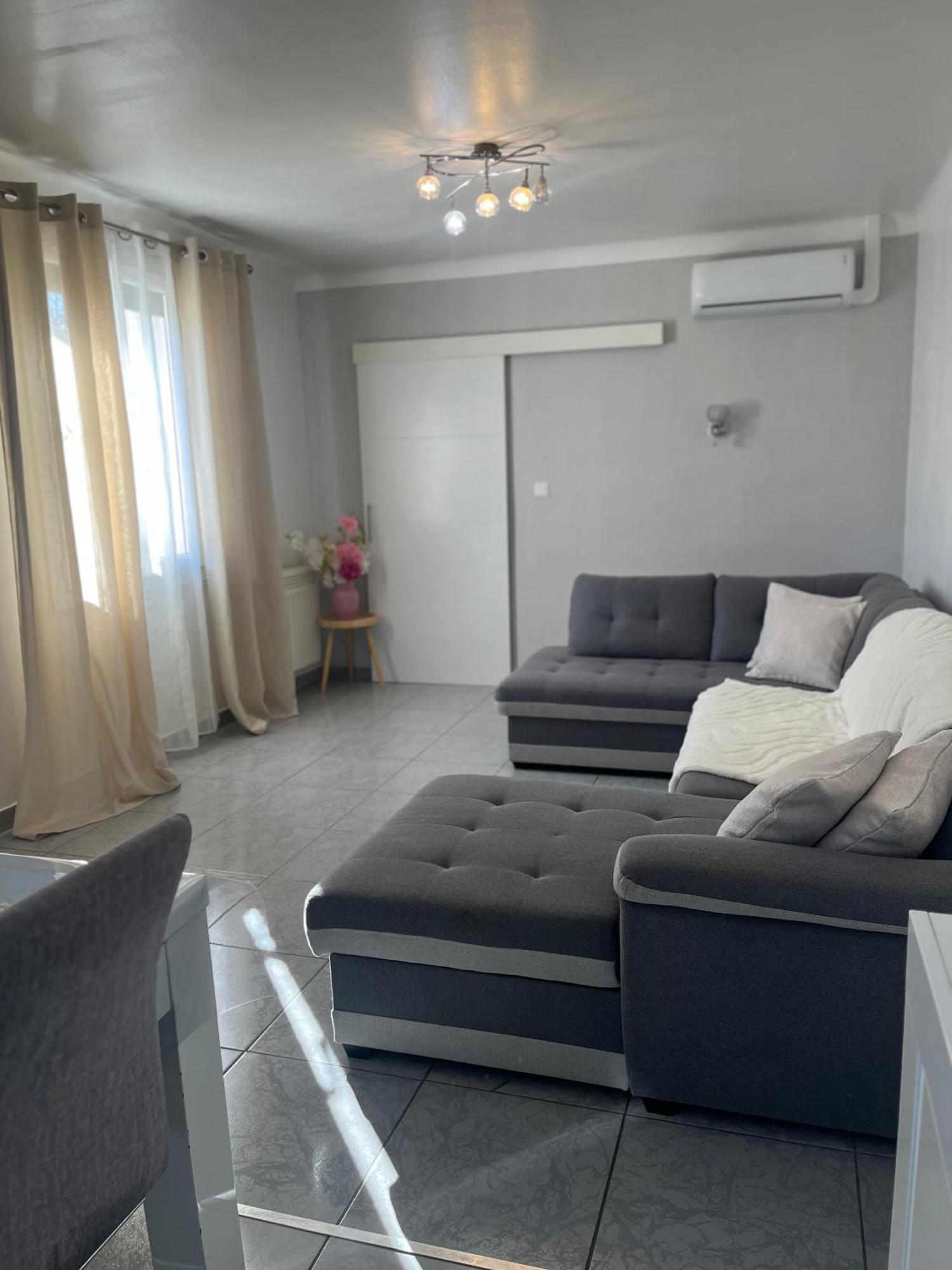 Holiday home Climatise Avec Piscine Et Jacuzzi